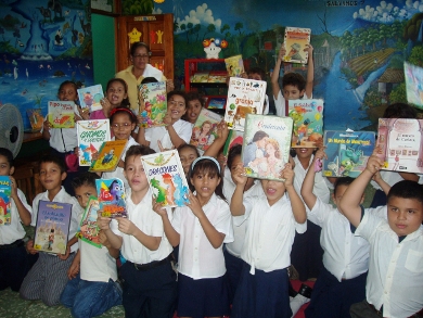 Nicaraguan kids with books